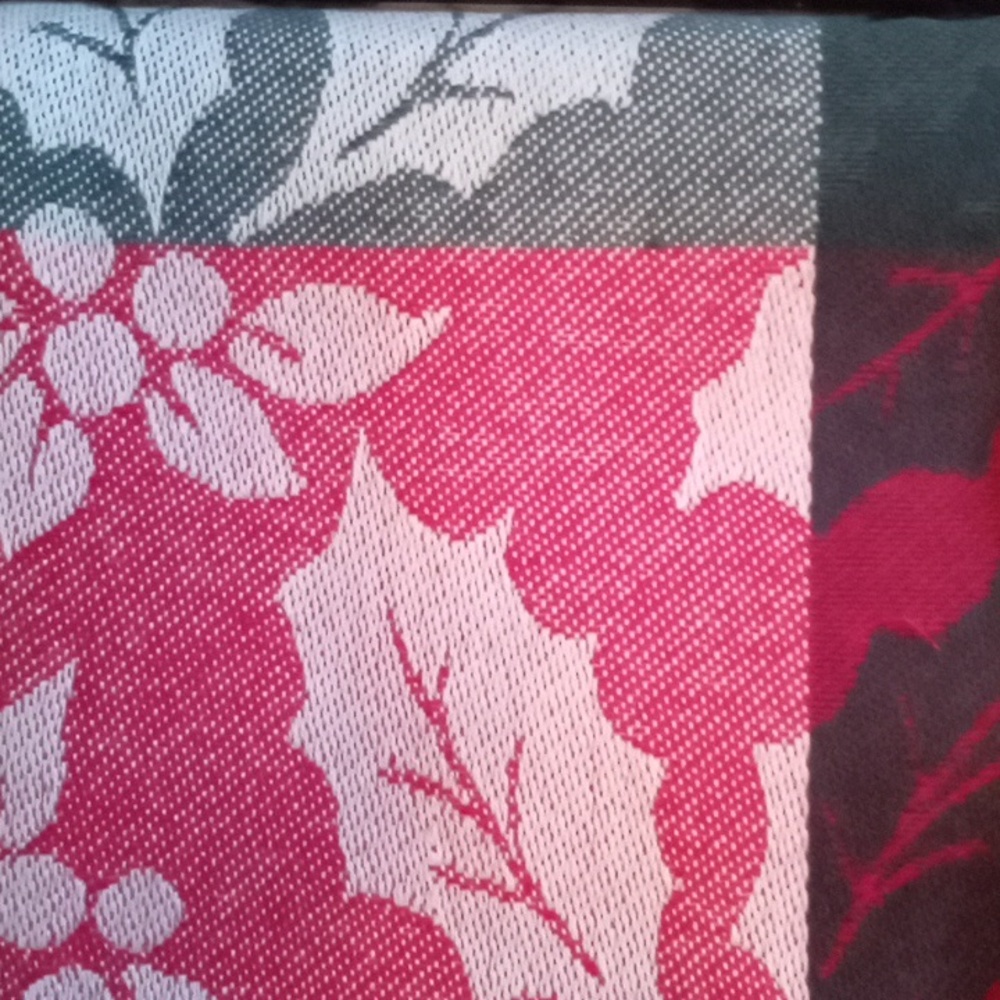 Holiday Table Runner. - Picture 4 of 8